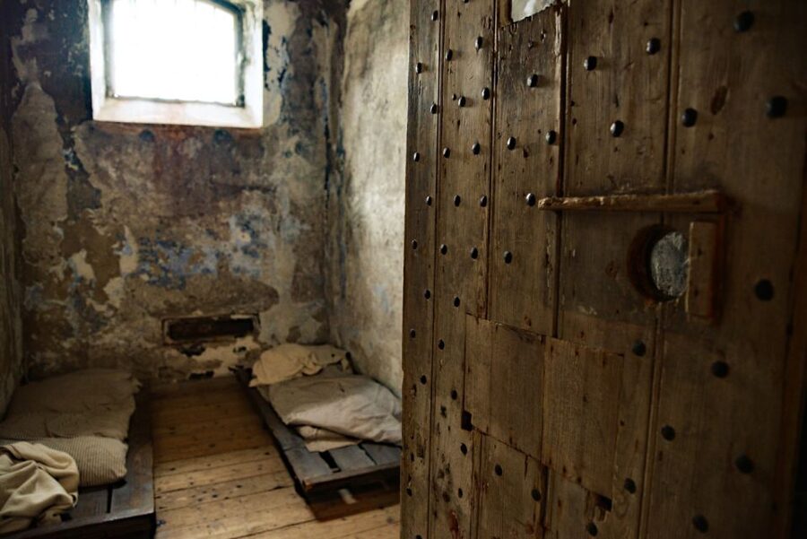 Cork: City Gaol Tour with Audio Guide - Starting at the entrance: the facade vs the reality inside