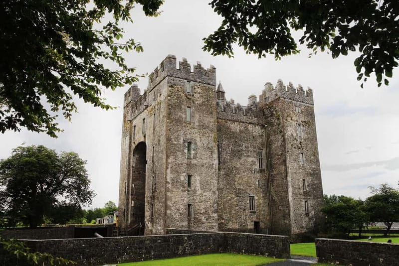 Dublin: Cliffs of Moher, Bunratty Castle and Ennis Day Trip - Cliffs of Moher with O’Brien’s Tower: big views, guided walking, wind management