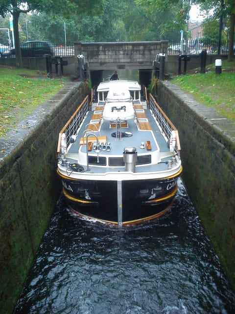 Dublin: Grand Canal Cruise with Dinner - The 2-hour cruise pace and what happens during the ride