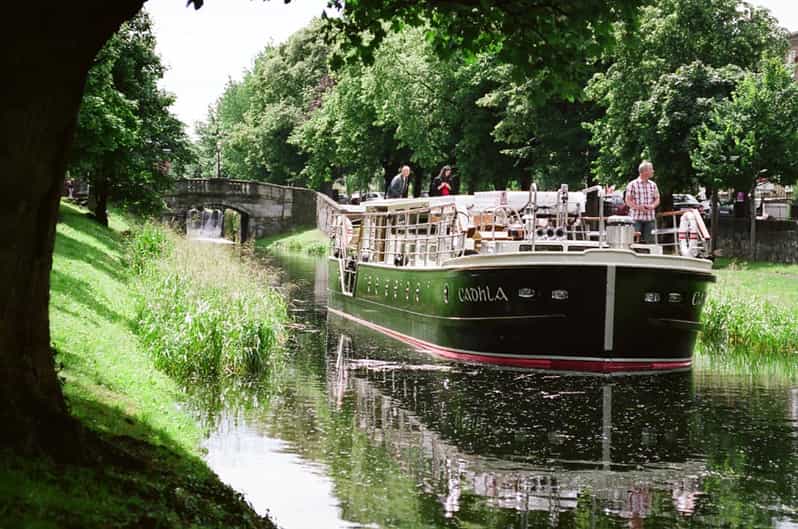 Dublin: Grand Canal Cruise with Dinner - Entering the experience: the electric barge and onboard atmosphere