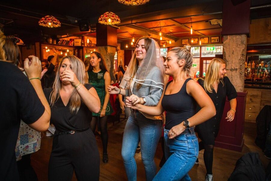 Dublin: Irish Music and Dance Show with Dance Lesson - Drinks, Guinness, and what you should expect about food