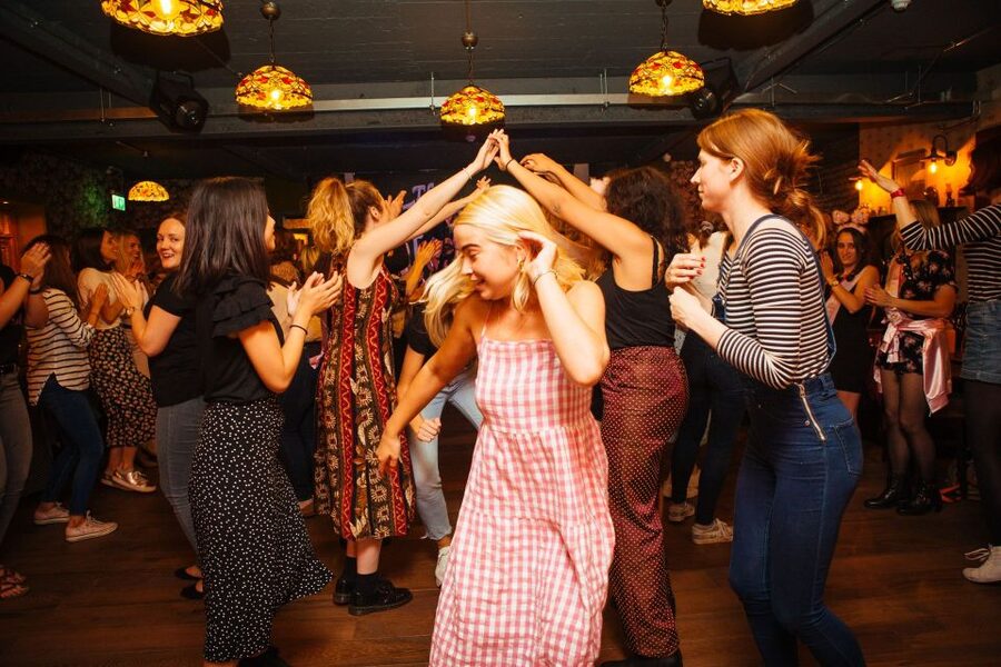 Dublin: Irish Music and Dance Show with Dance Lesson - Taking your turn on the dance floor: how to get the most out of it