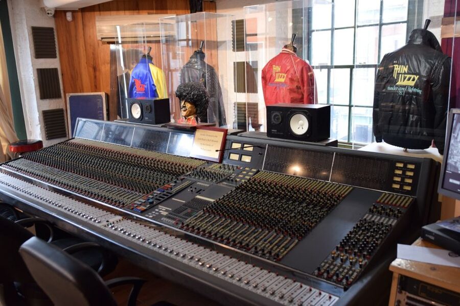 Dublin: Irish Rock 'N' Roll Museum with Tour in English - Temple Bar’s Wall of Fame: where the tour really starts