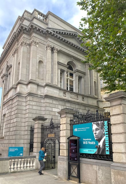 Dublin: Literary Walking Tour - Wilde, Yeats & Joyce - Getting Your Bearings at Wolfe Tone and St Stephen’s Green
