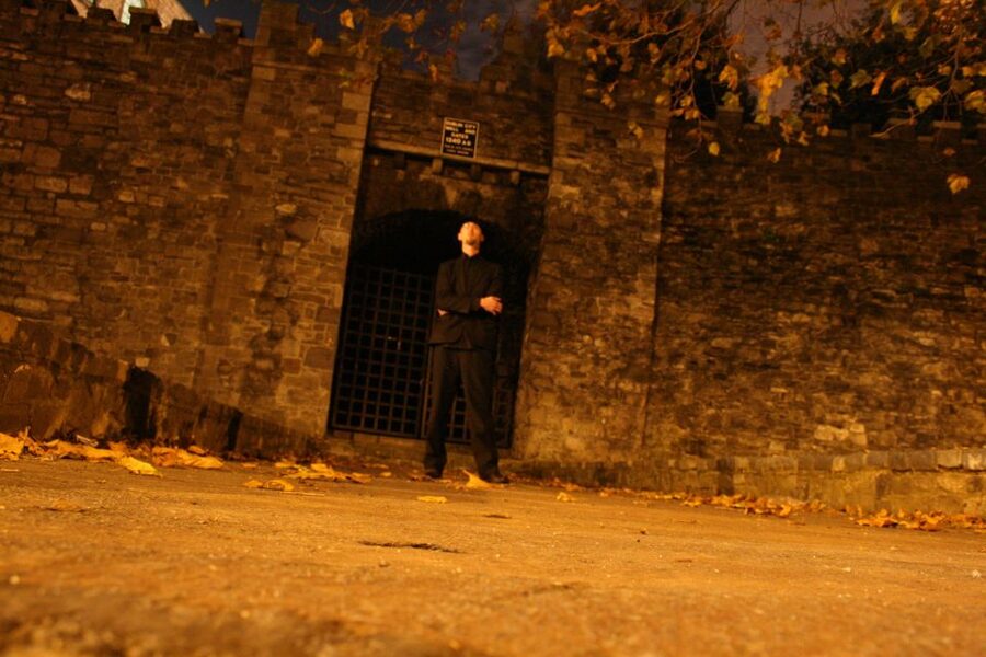 Dublin's Haunted History Walking Tour - PSI Ireland guides: storytelling style, humor, and how they handle the room