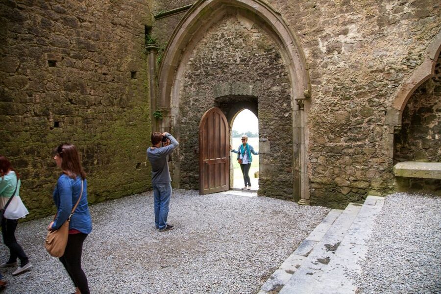 From Dublin: Blarney, Rock of Cashel and Cahir Castles Tour - Cahir Castle on the River Suir: Big Defences, Clear Stories