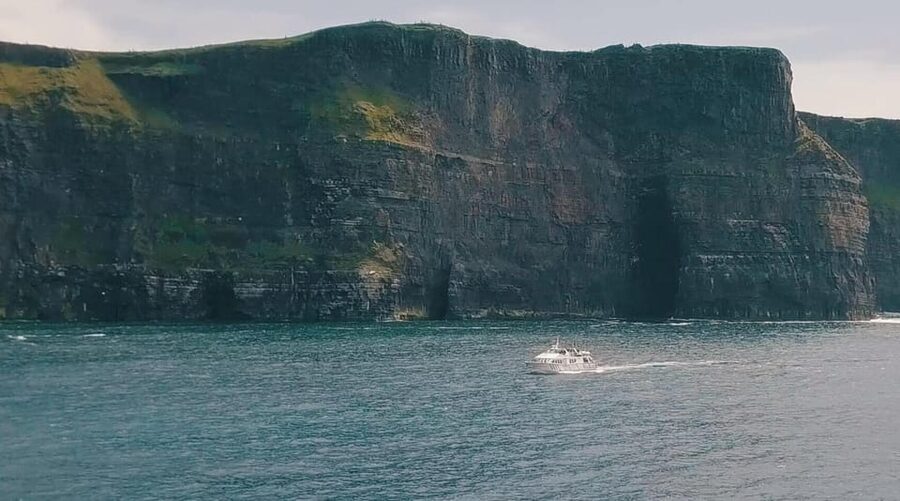 From Dublin: Galway + Cliffs of Moher Boat Cruise in Spanish - The 8:00 departure from Burgh Quay and how the coach day feels