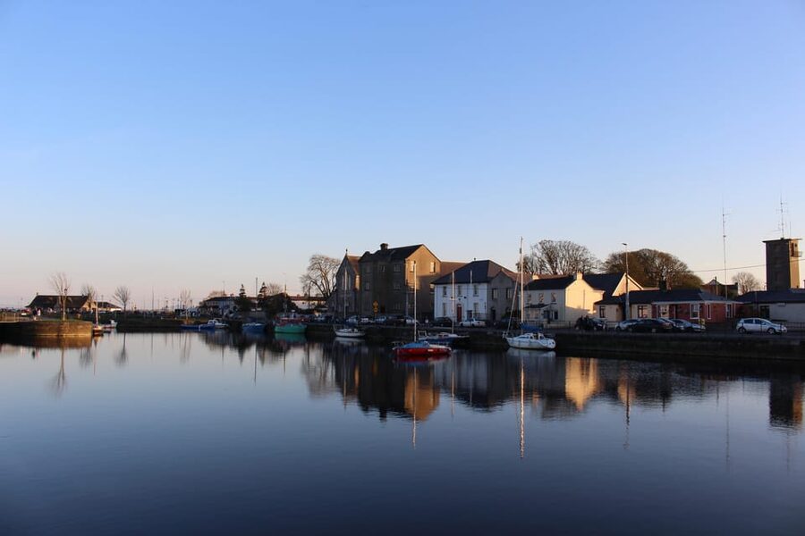 Galway City: Evening Guided Walking Tour of Galway City - The Claddagh Ring stop at Thomas Dillons and what it symbolizes