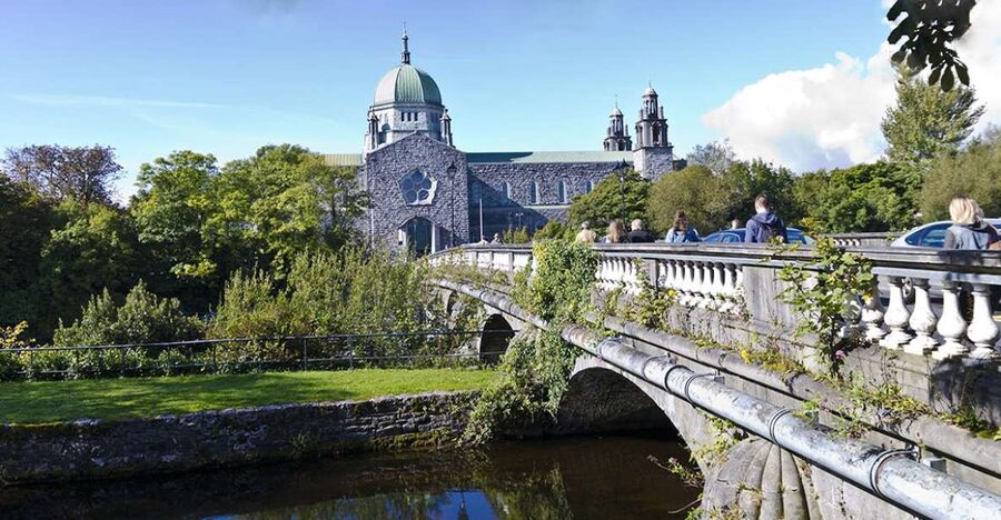 Galway City: Guided 1.5-Hour Walking Tour - Start at the Browne Doorway, Eyre Square: Merchants, Presidents, and Movie Stars