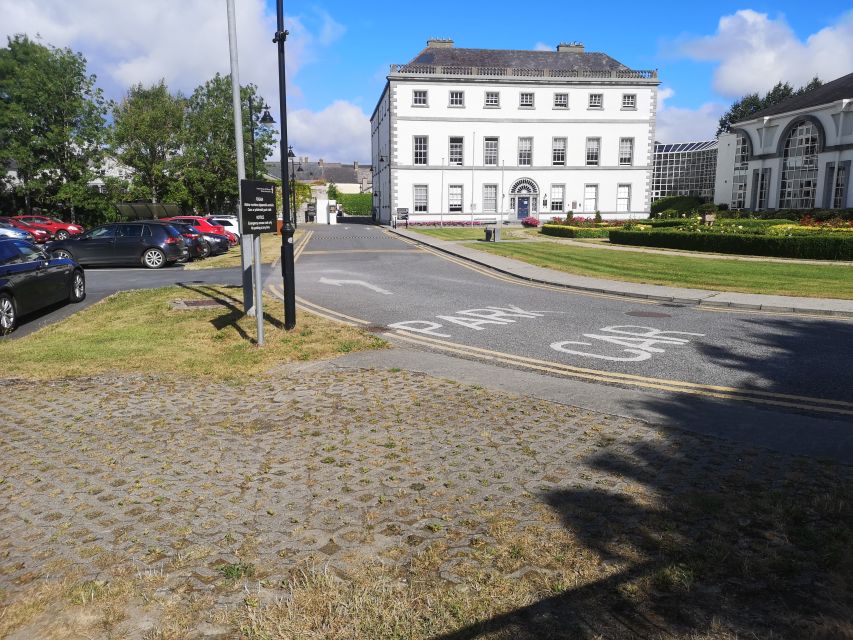 Kilkenny: Historical Highlights Walking Tour - County Library and the Great War Memorial: history after the medieval glow