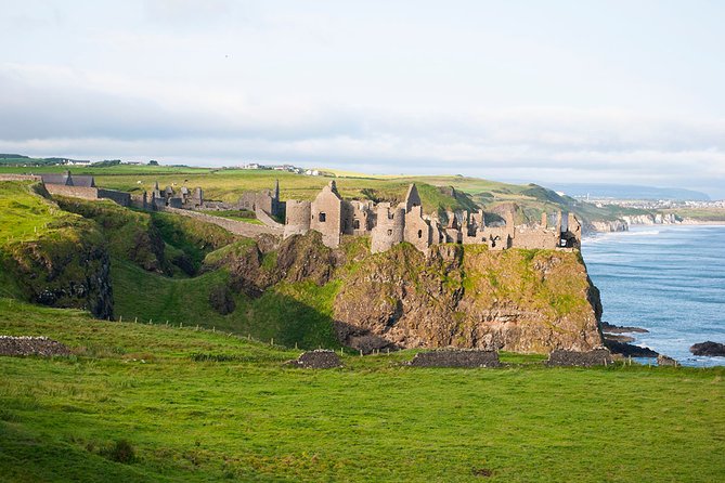 Spanish Belfast And Giants Causeway Tour - The Spanish guide style: history stories, live commentary, and a fun pace