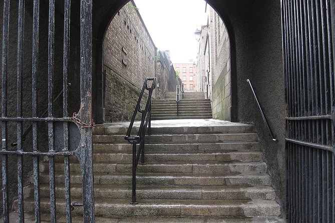 The Best of Dublin - Highlights and Hidden Corners - Temple Bar and the cobbled streets: history you can actually see