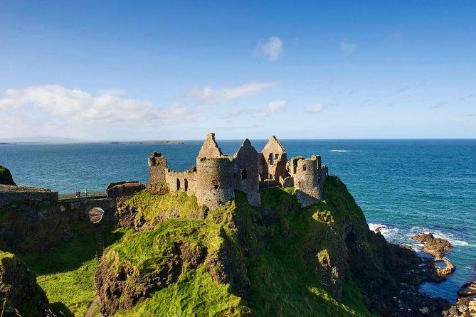 The Giant's Causeway, Dunluce Castel and Belfast - Spanish guide - Belfast murals, city icons, and Titanic context in a tight window