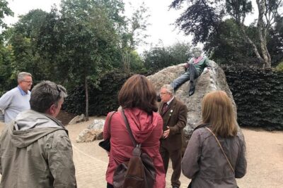 Walking tour in Merrion Square Park with a pint of Guinness Dublin Rogues Tour