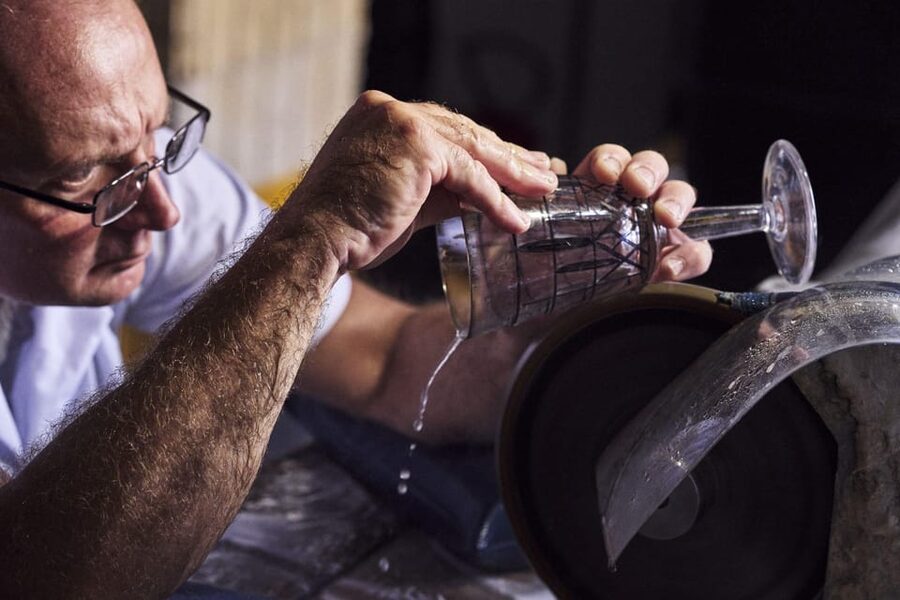 Waterford: House of Waterford Factory Tour - The 1-hour flow: from history room to the retail showroom