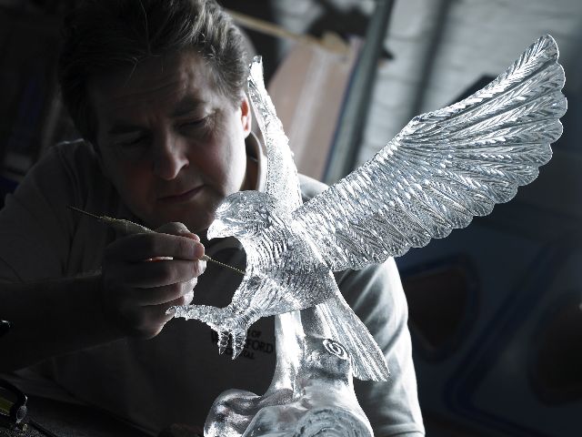 Waterford: House of Waterford Factory Tour - Sculpting and engraving: where the details prove themselves